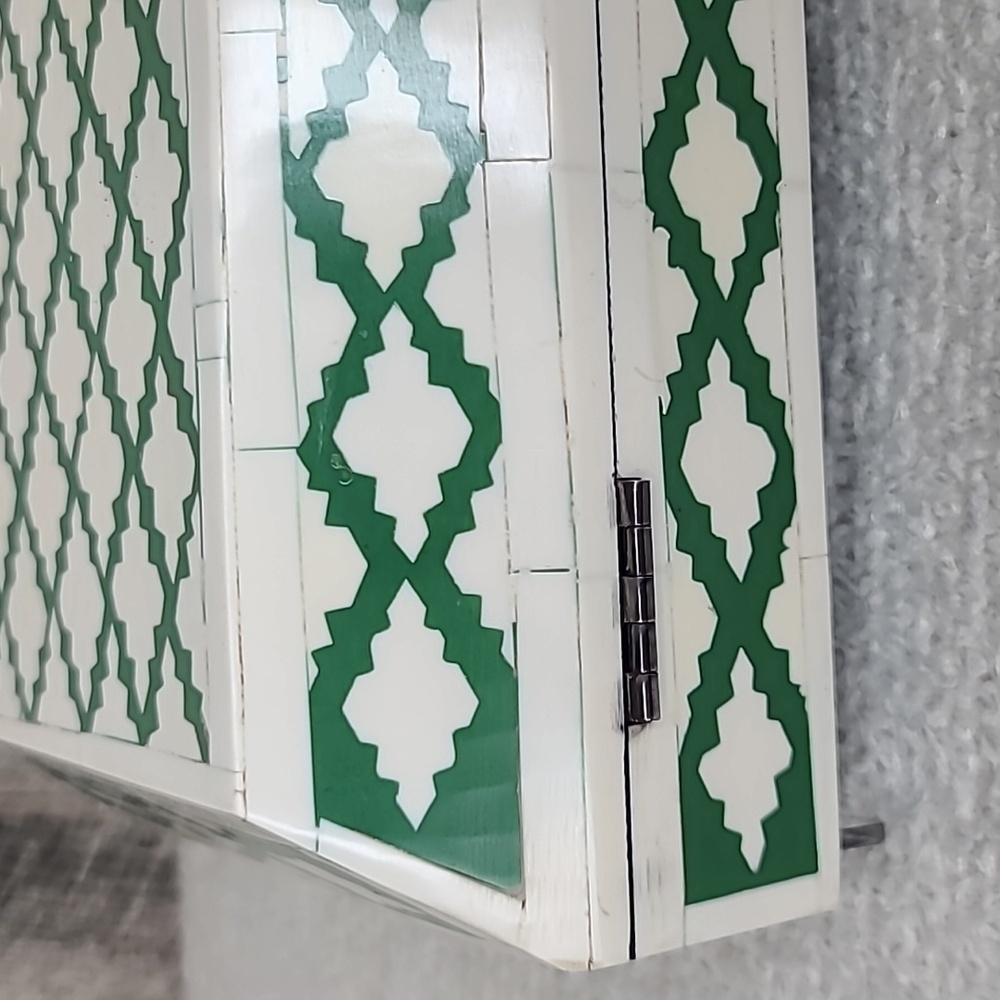 Vintage Handcrafted Bone Inlay Decorative/Jewelry Box in Cream/Green - Picture 9 of 17